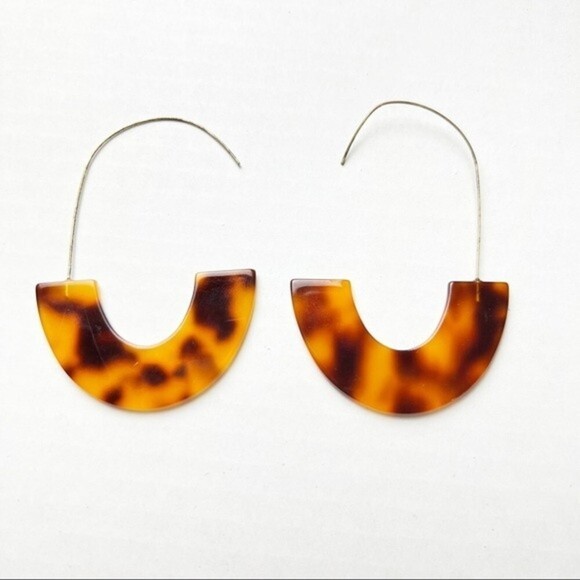 LIGHTWEIGHT Tortoiseshell Resin and Metal Earrings - Picture 2 of 7